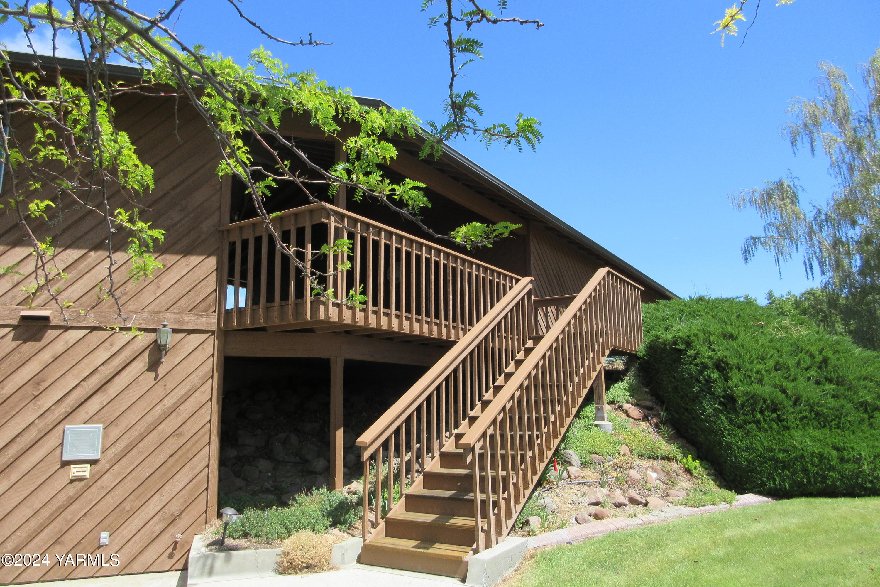 13510 Fisk Road Yakima, WA 98908 - Photo 8 of 61 a view of balcony with wooden floor