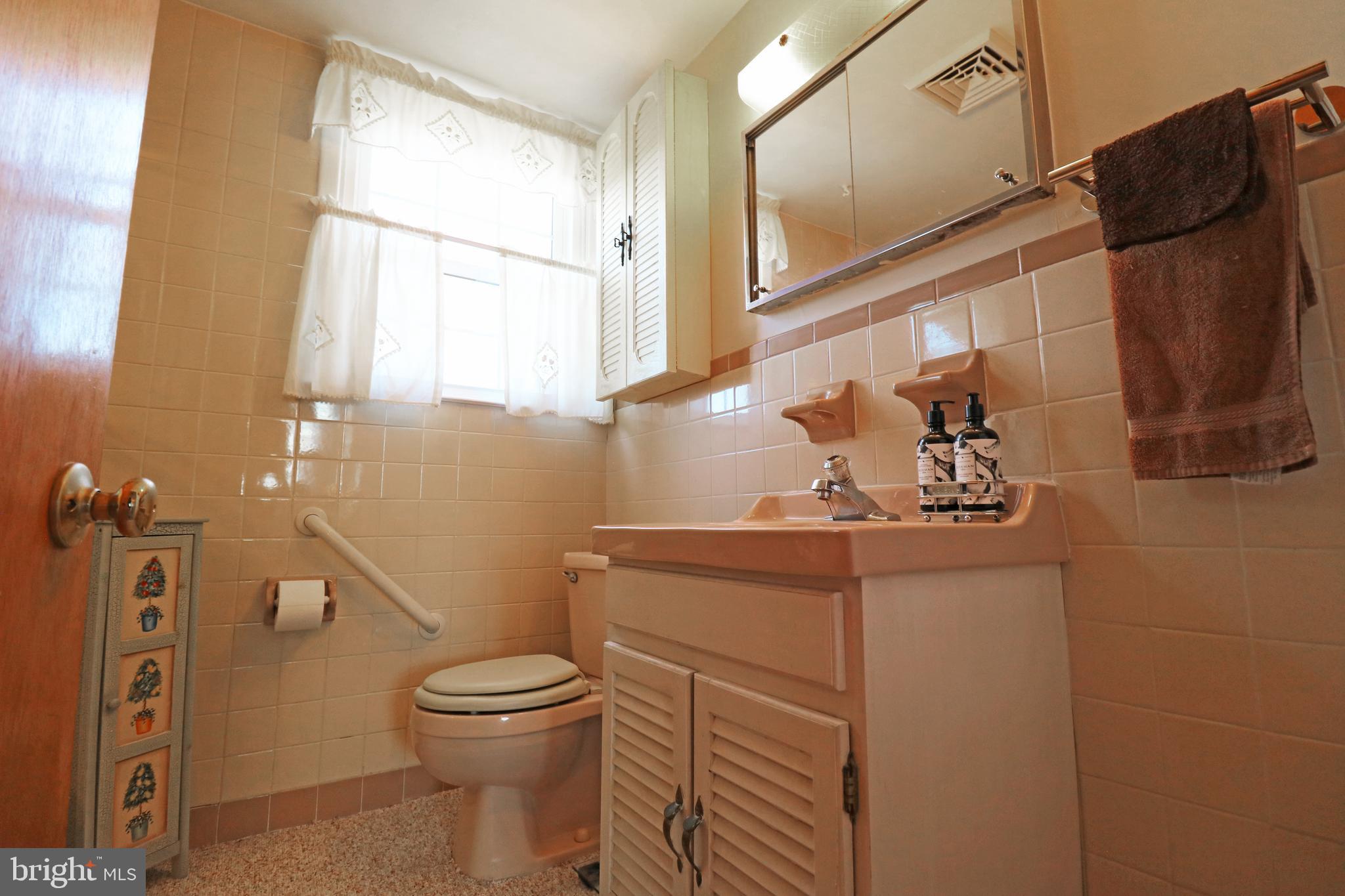 716 Cambridge Road Brookhaven, PA 19015 - Photo 23 of 42 a bathroom with a toilet sink and mirror