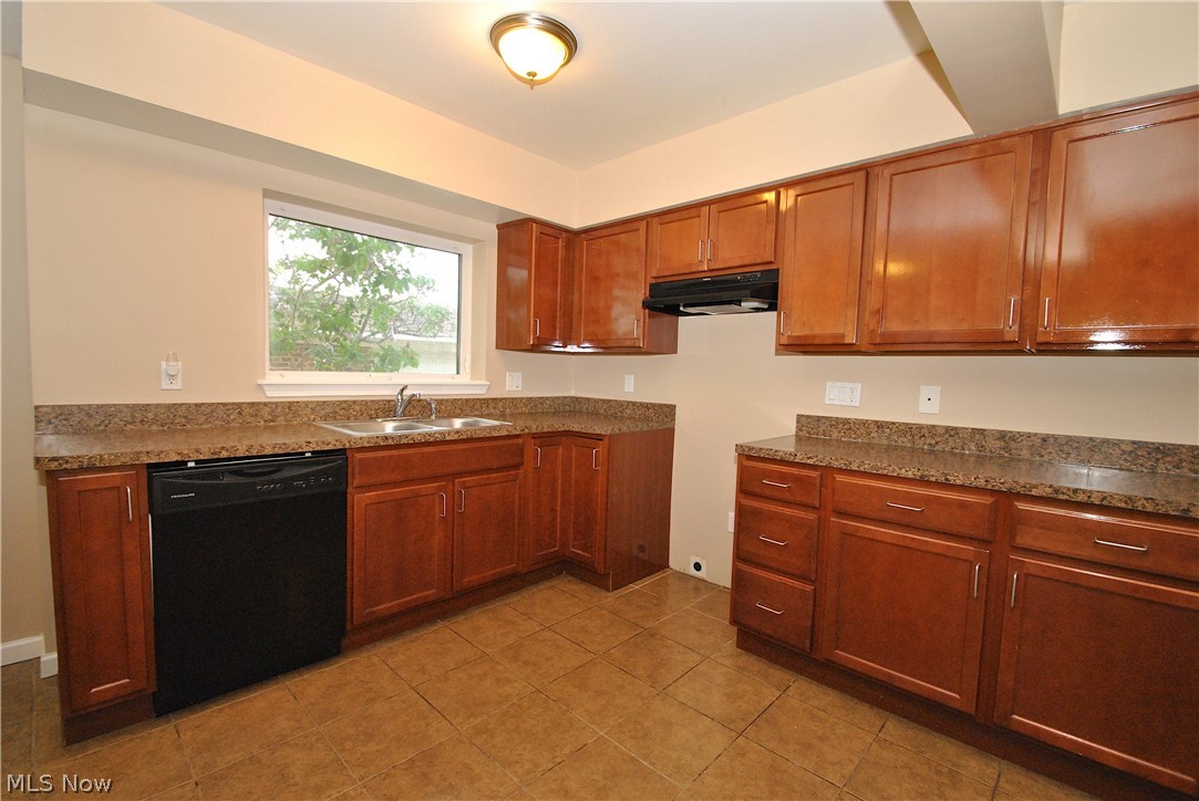 3891 Colony Road South Euclid, OH 44118 - Photo 2 of 34