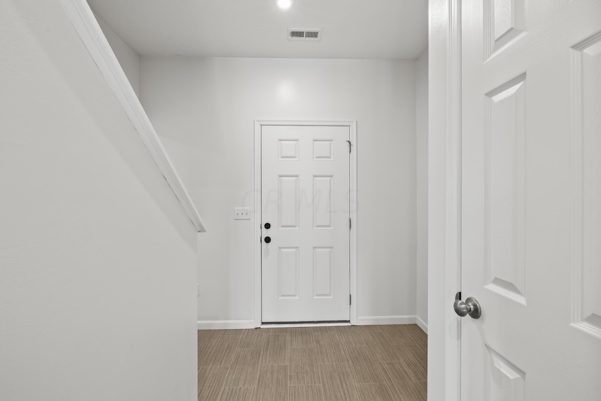 4853 Amber Crossing Road Columbus, OH 43232 - Photo 5 of 39 entryway