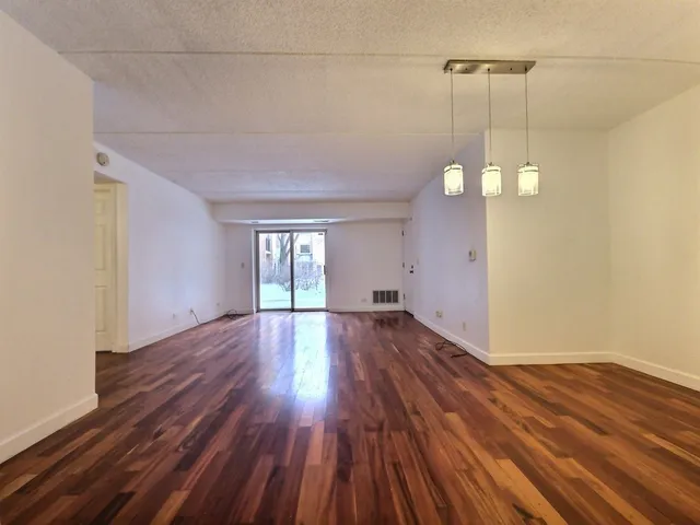 $2,000 | 8710 West Evelyn Lane, Unit 105, Chicago, IL 60656