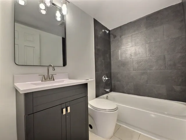 $2,000 | 8710 West Evelyn Lane, Unit 105, Chicago, IL 60656