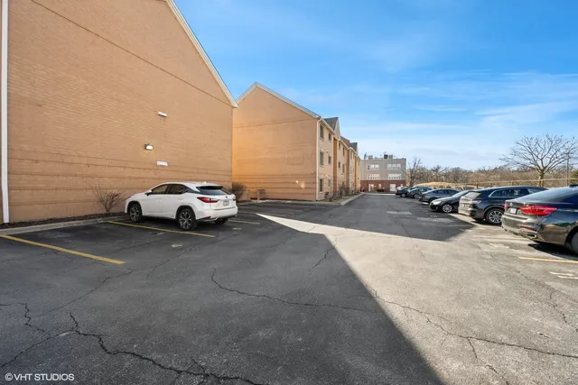 $2,000 | 8710 West Evelyn Lane, Unit 105, Chicago, IL 60656