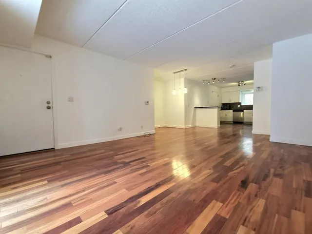 $2,000 | 8710 West Evelyn Lane, Unit 105, Chicago, IL 60656