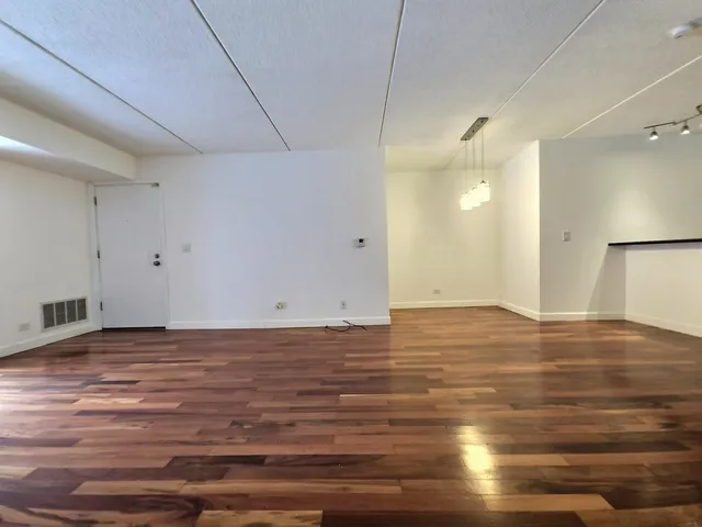 $2,000 | 8710 West Evelyn Lane, Unit 105, Chicago, IL 60656