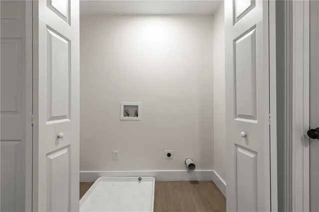 a view of a house with backyard and porch