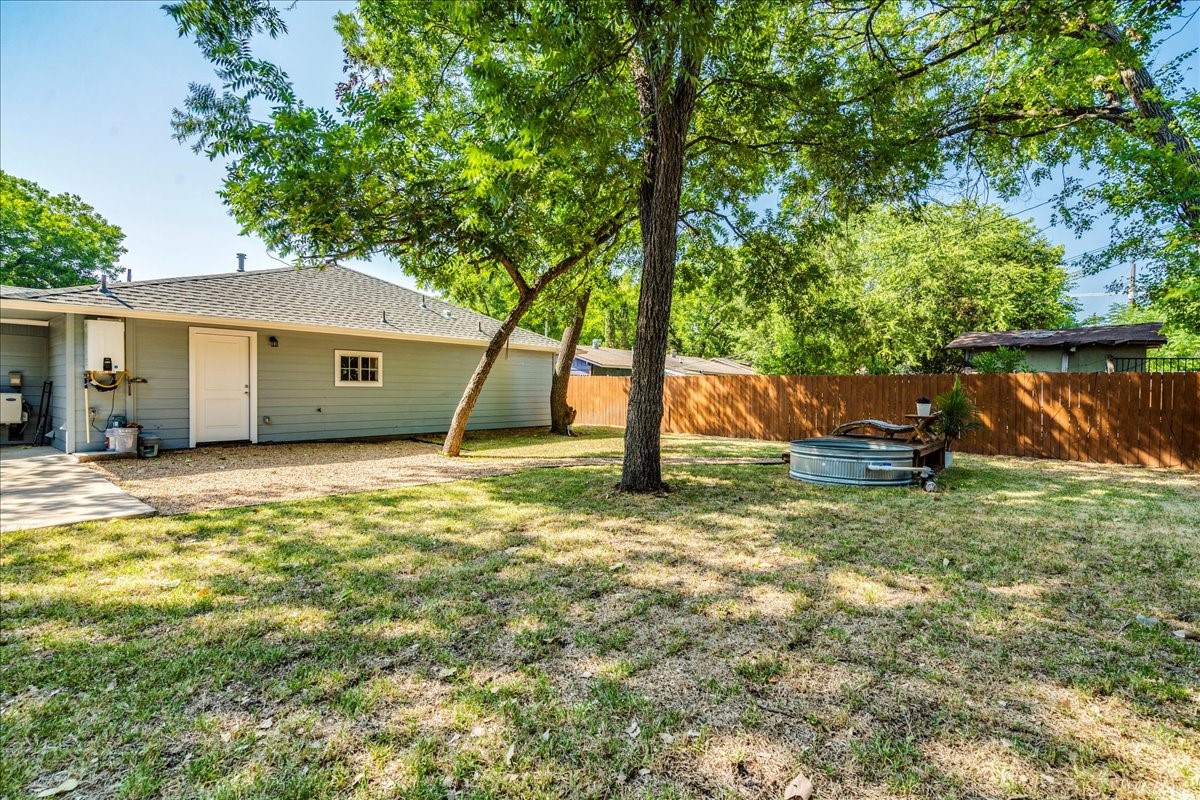1120 Spur Street Austin, TX 78721 - Photo 22 of 31 a house view with a garden space