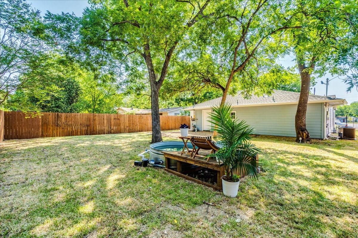 1120 Spur Street Austin, TX 78721 - Photo 23 of 31 a swimming pool with wooden fence