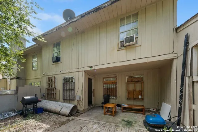 a view of a house with backyard