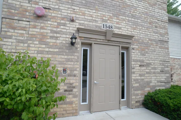 $1,350 | 1548 West Sand Bar Court, Unit 1G, Round Lake Beach, IL 60073