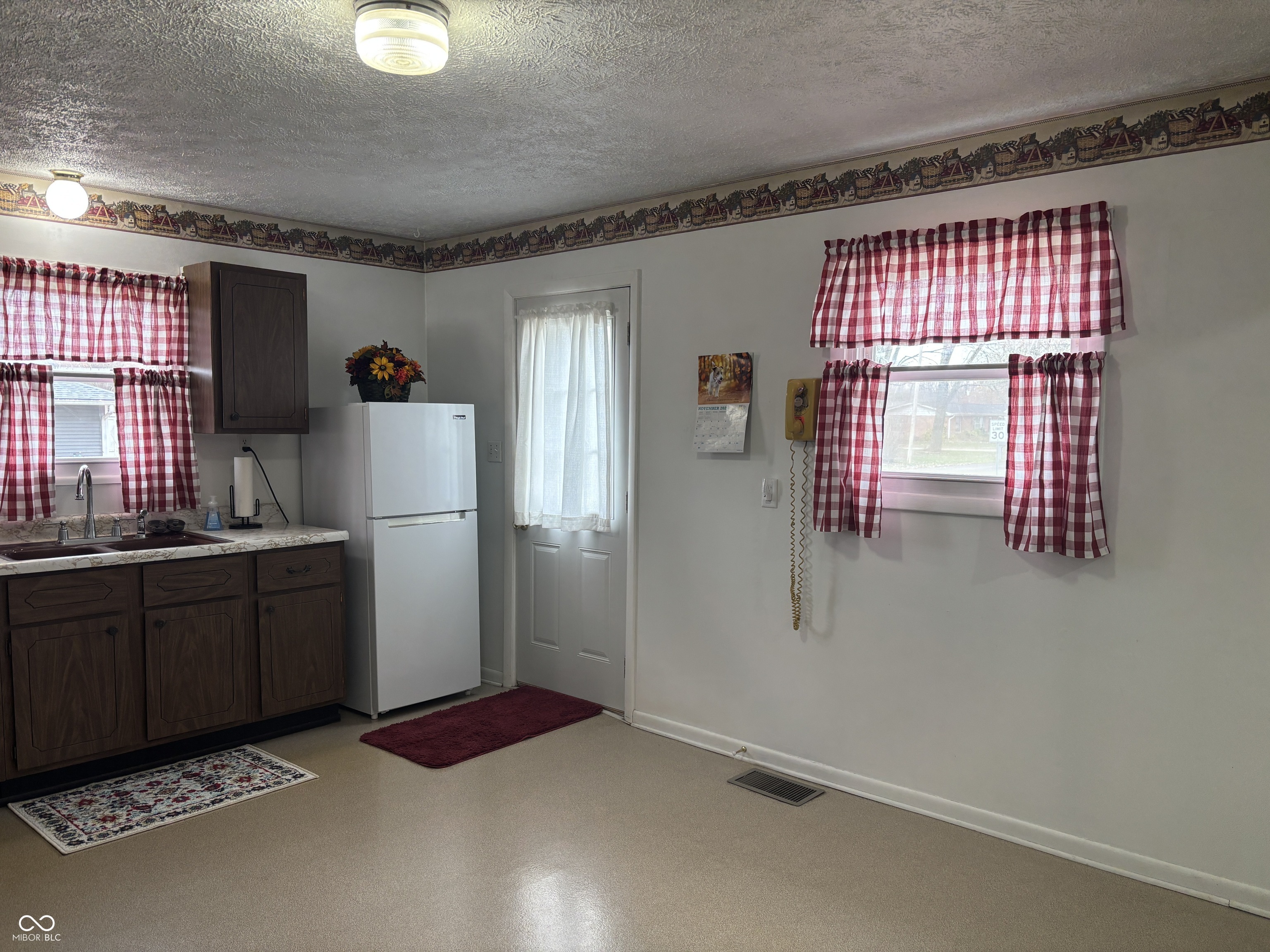 5403 South Vine Street Columbus, IN 47201 - Photo 9 of 17