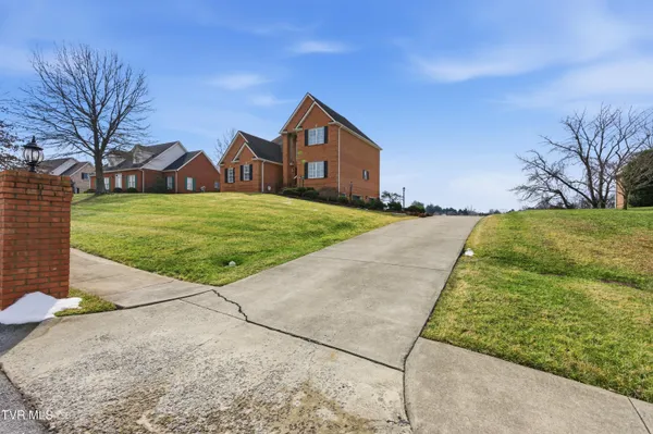 $689,995 | 117 Canterbury Place, Bristol, TN 37620