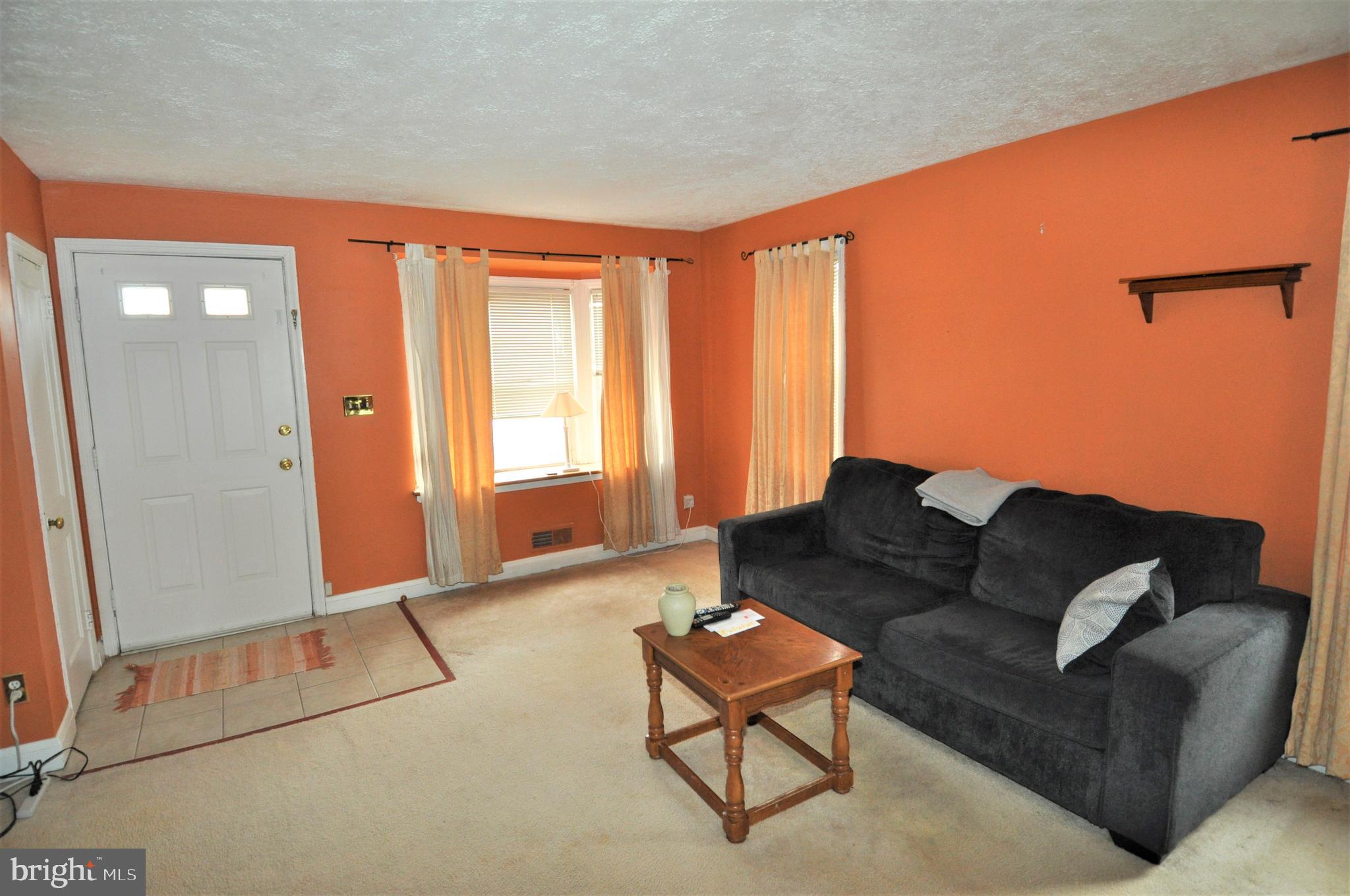 826 Middlesex Road Baltimore, MD 21221 - Photo 3 of 24 Living room