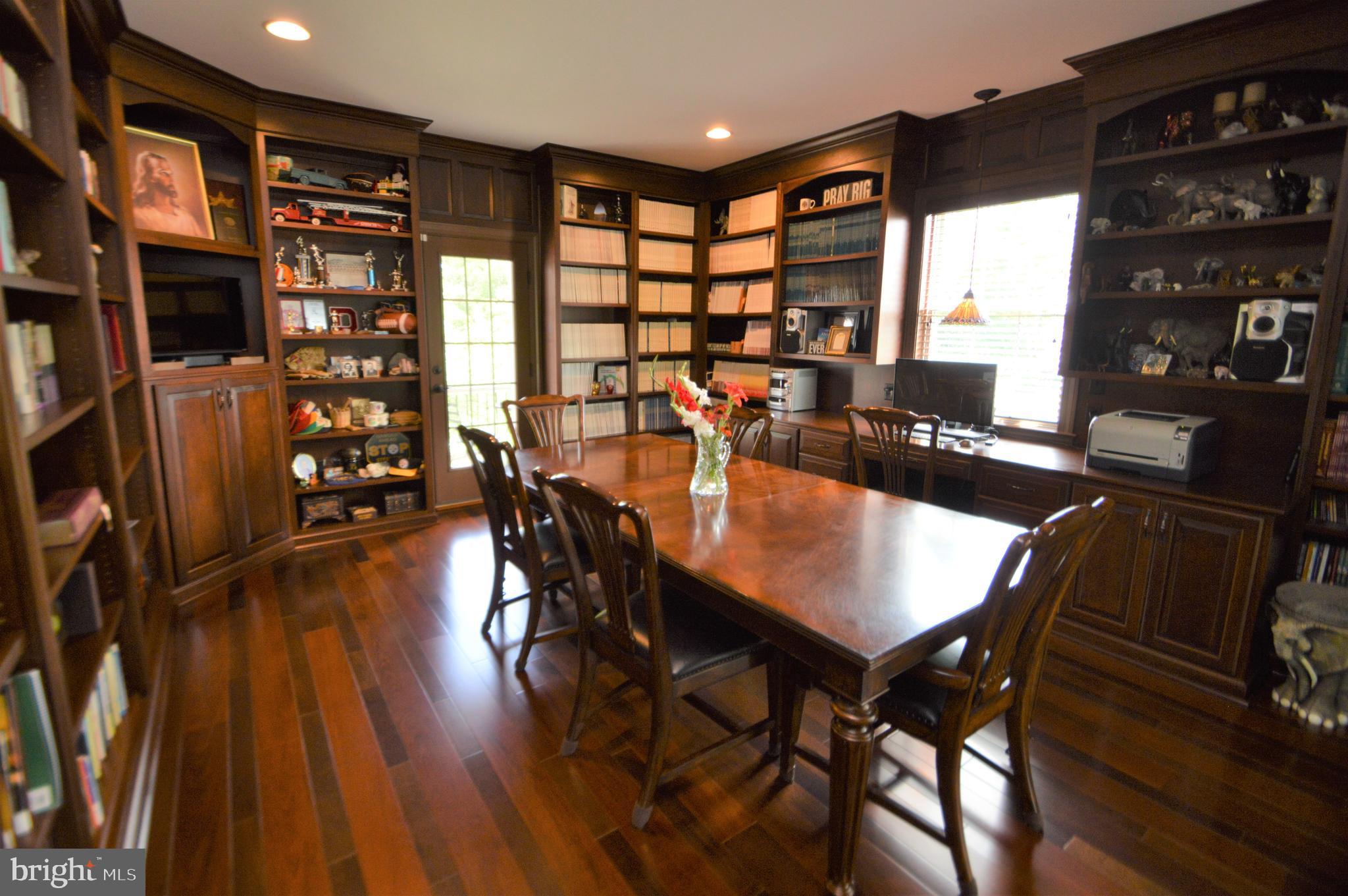 608 Belgian Way Lititz, PA 17543 - Photo 21 of 75 Library / office custom built by John Blank