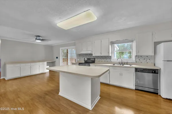 $2,300 | 313 Monterey Drive, Wilmington, NC 28409