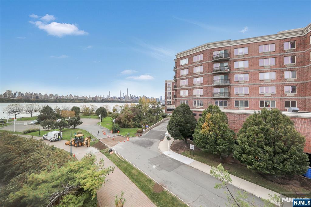 337 The Promenade, Unit 337 Edgewater, NJ 07020 - Photo 18 of 25