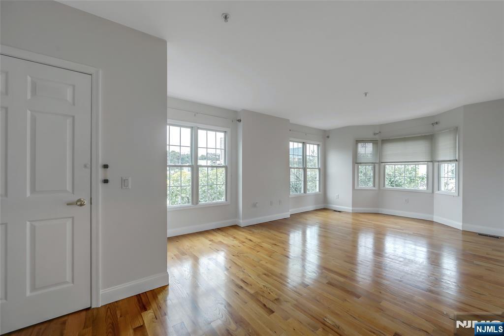 337 The Promenade, Unit 337 Edgewater, NJ 07020 - Photo 5 of 25