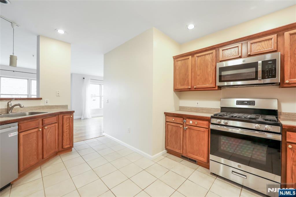 337 The Promenade, Unit 337 Edgewater, NJ 07020 - Photo 7 of 25