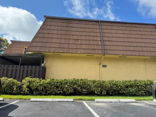 a view of a backyard