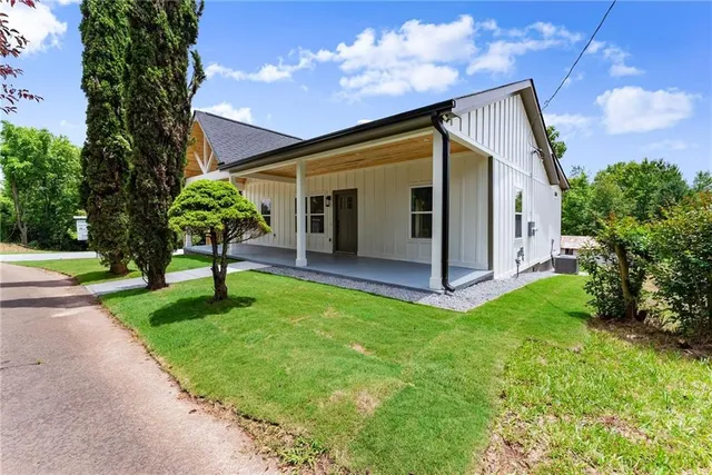 $345,000 | 130 East Railroad Avenue, Alto, GA 30510
