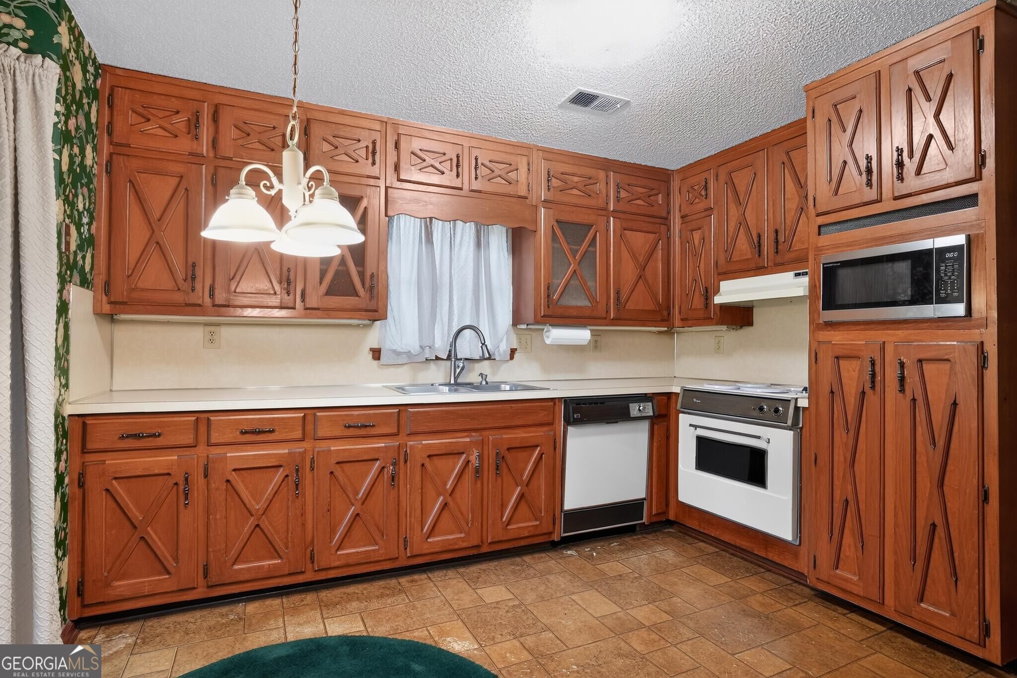 612 Tom Smith Road Southwest Lilburn, GA 30047 - Photo 14 of 33 Gallery Image 14