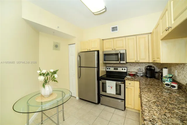 $3,200 | 17150 North Bay Road, Unit 2920, Sunny Isles Beach, FL 33160