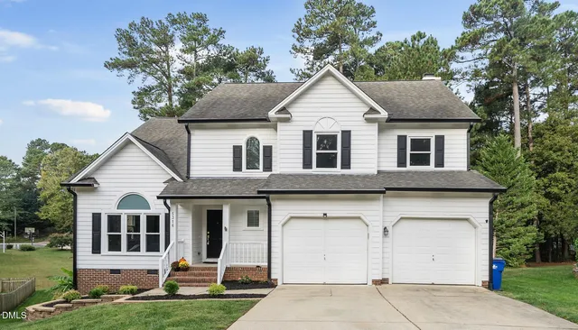 a view of a yard in front of house