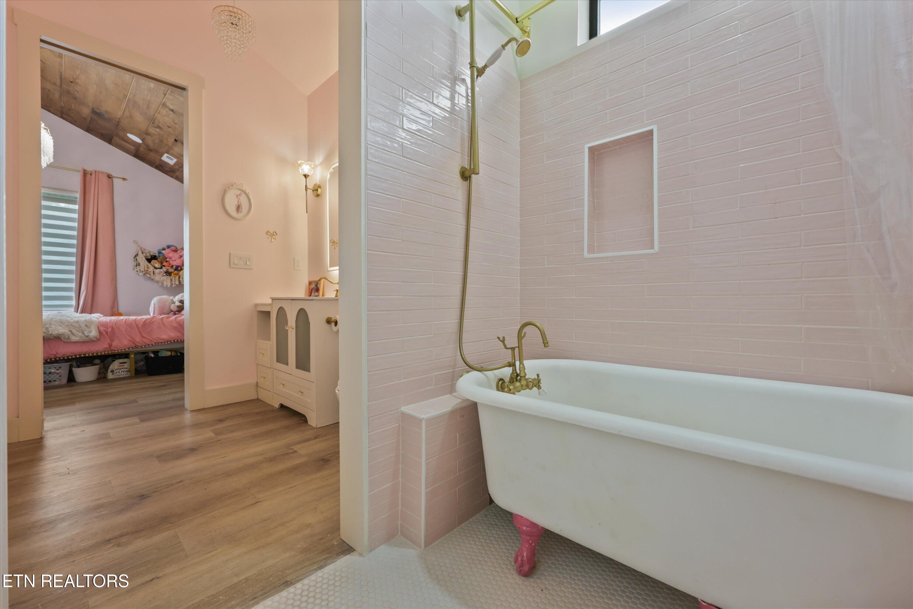 11922 Watkins Road East Loudon, TN 37774 - Photo 37 of 59 Jack n Jill Bathroom