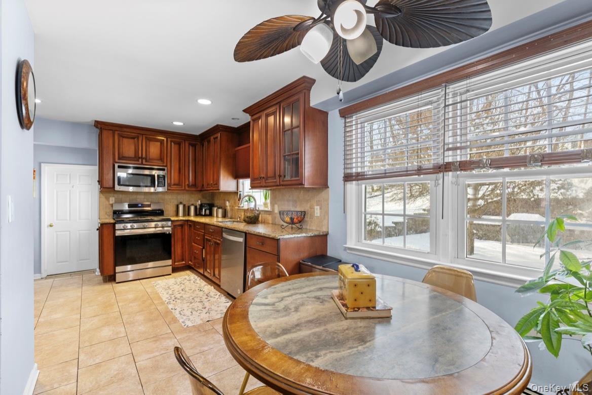 18 Moreland Road New City, NY 10956 - Photo 4 of 25