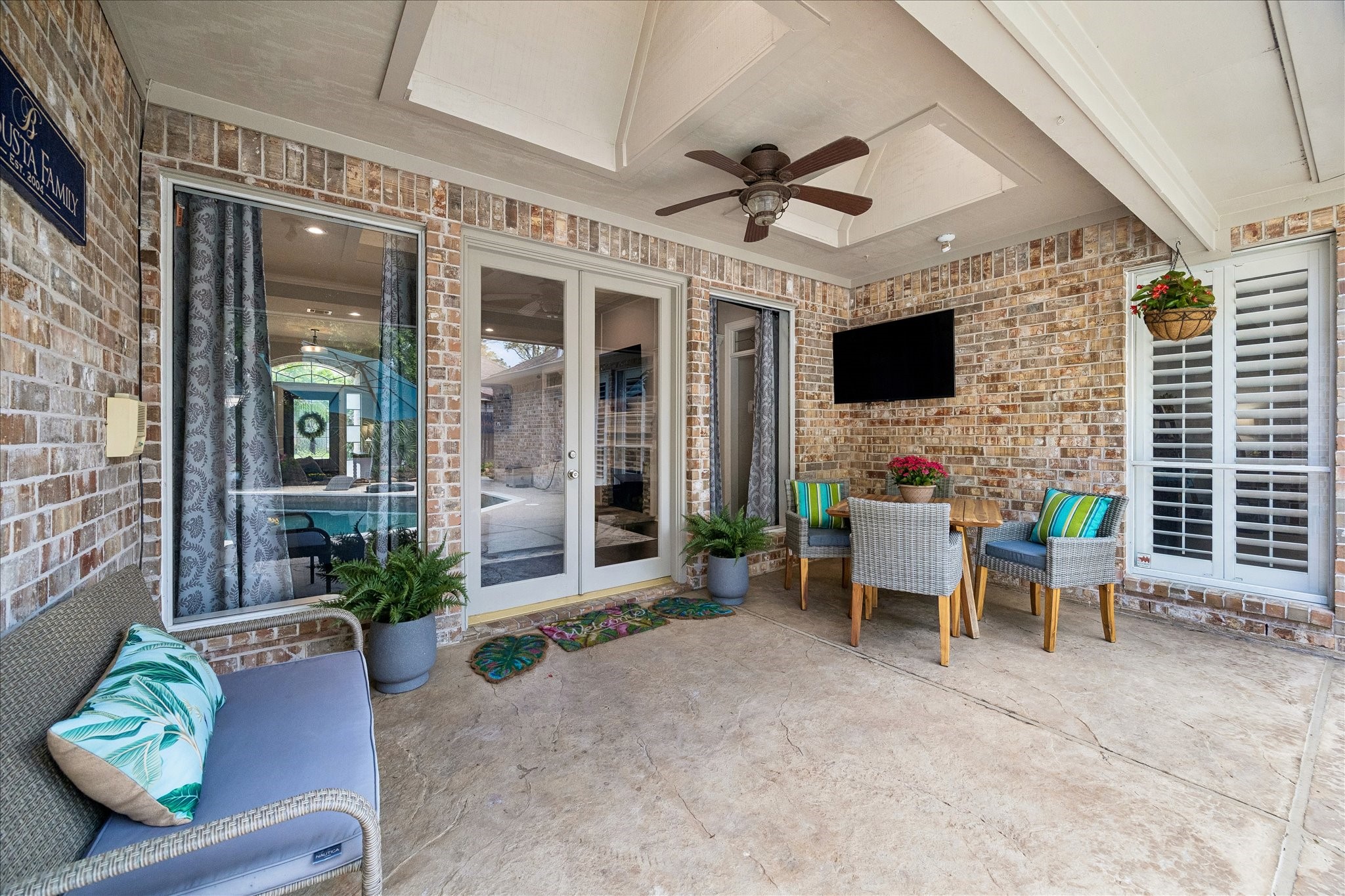 2810 Timber Country Way Kingwood, TX 77345 - Photo 28 of 30 a outdoor living space with furniture