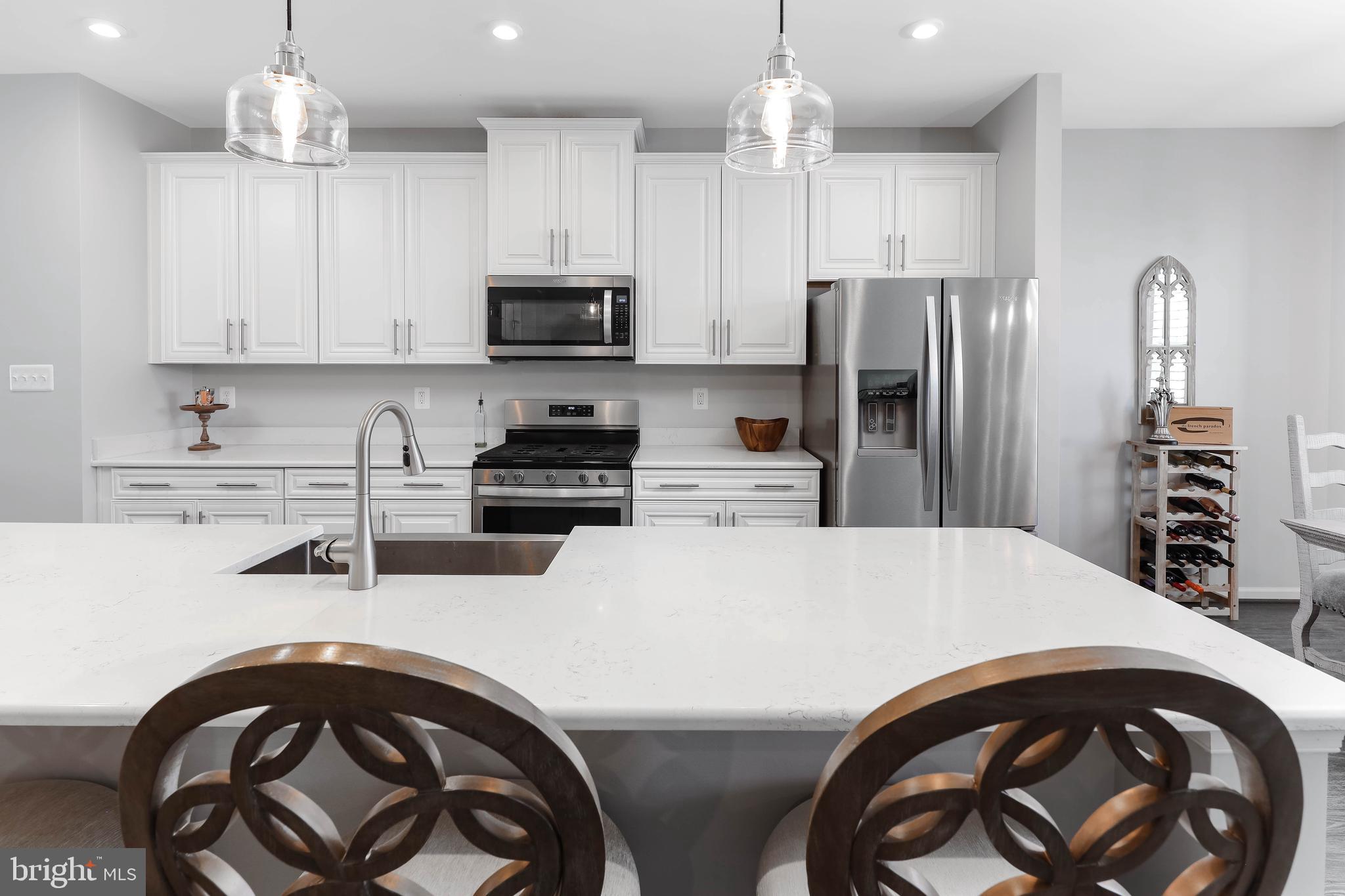 Fabulous kitchen with quartz countertops!
