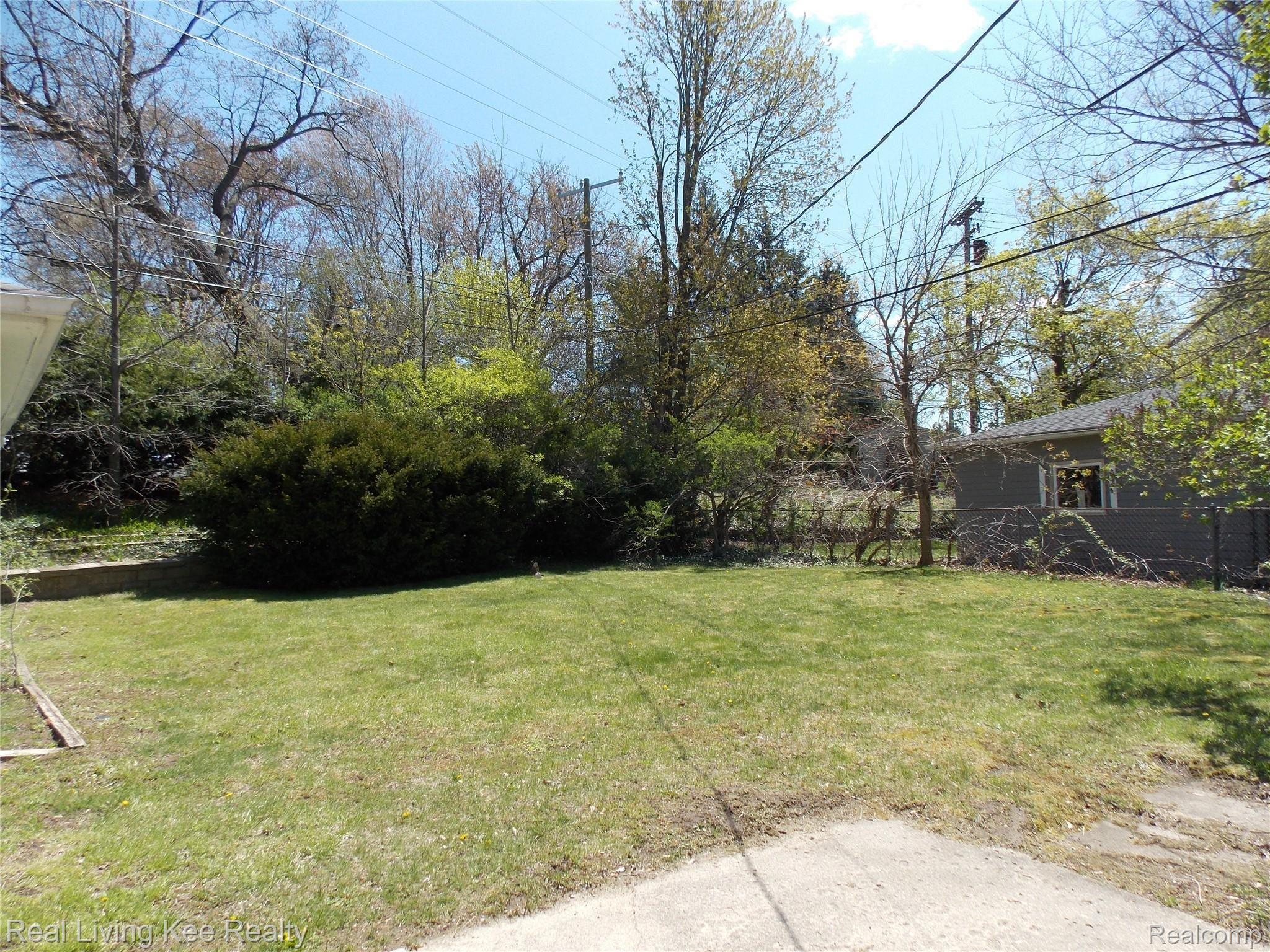 1294 Maple Drive Rochester, MI 48307 - Photo 16 of 20 Spacious Yard