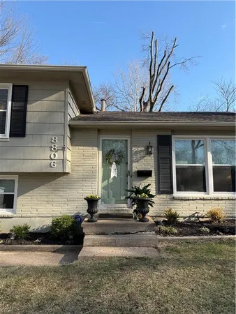 $325,000 | 8806 West 72nd Terrace, Overland Park, KS 66204