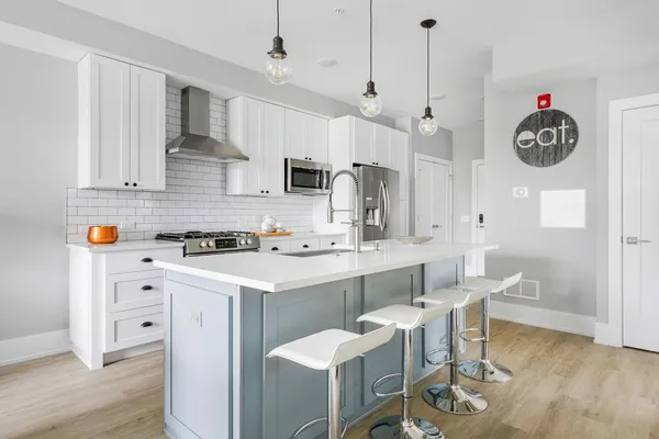 $2,595 | 504 Lyman Avenue, Unit 102, Oak Park, IL 60304