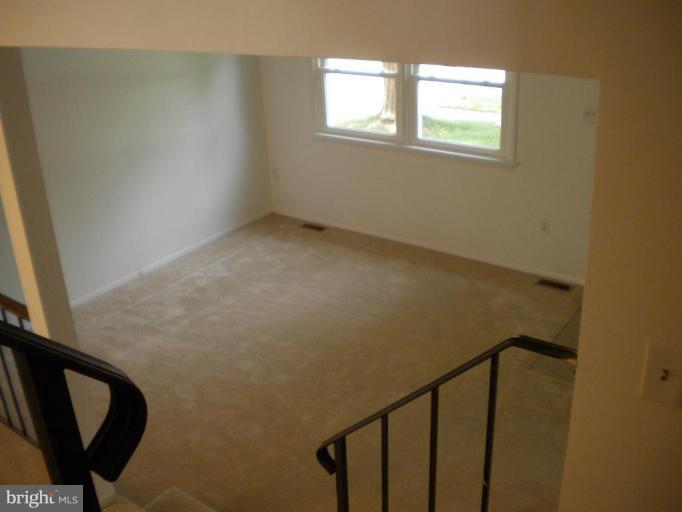 Livingroom w/ 9 ft ceiling, new carpet/ tile foyer