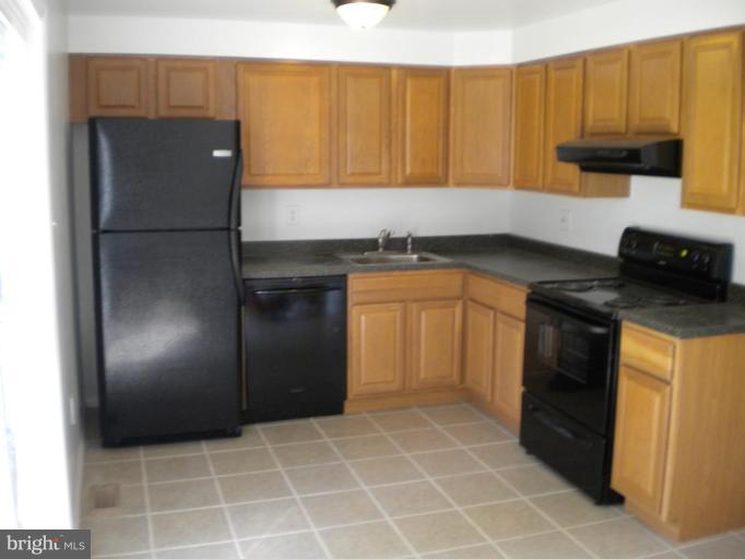 Eatin kitchen w/ new cabs, counter, app, sink, flr