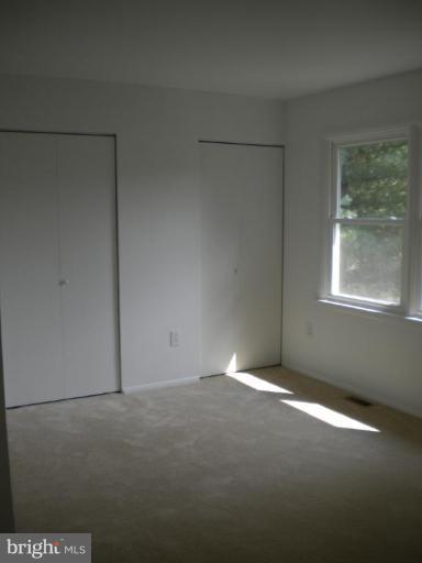 Master Bedroom w/ dual closet, new carpet/paint