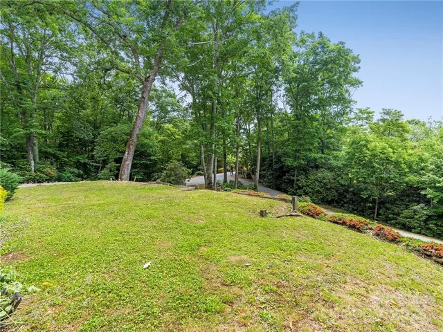 a view of a small house and yard