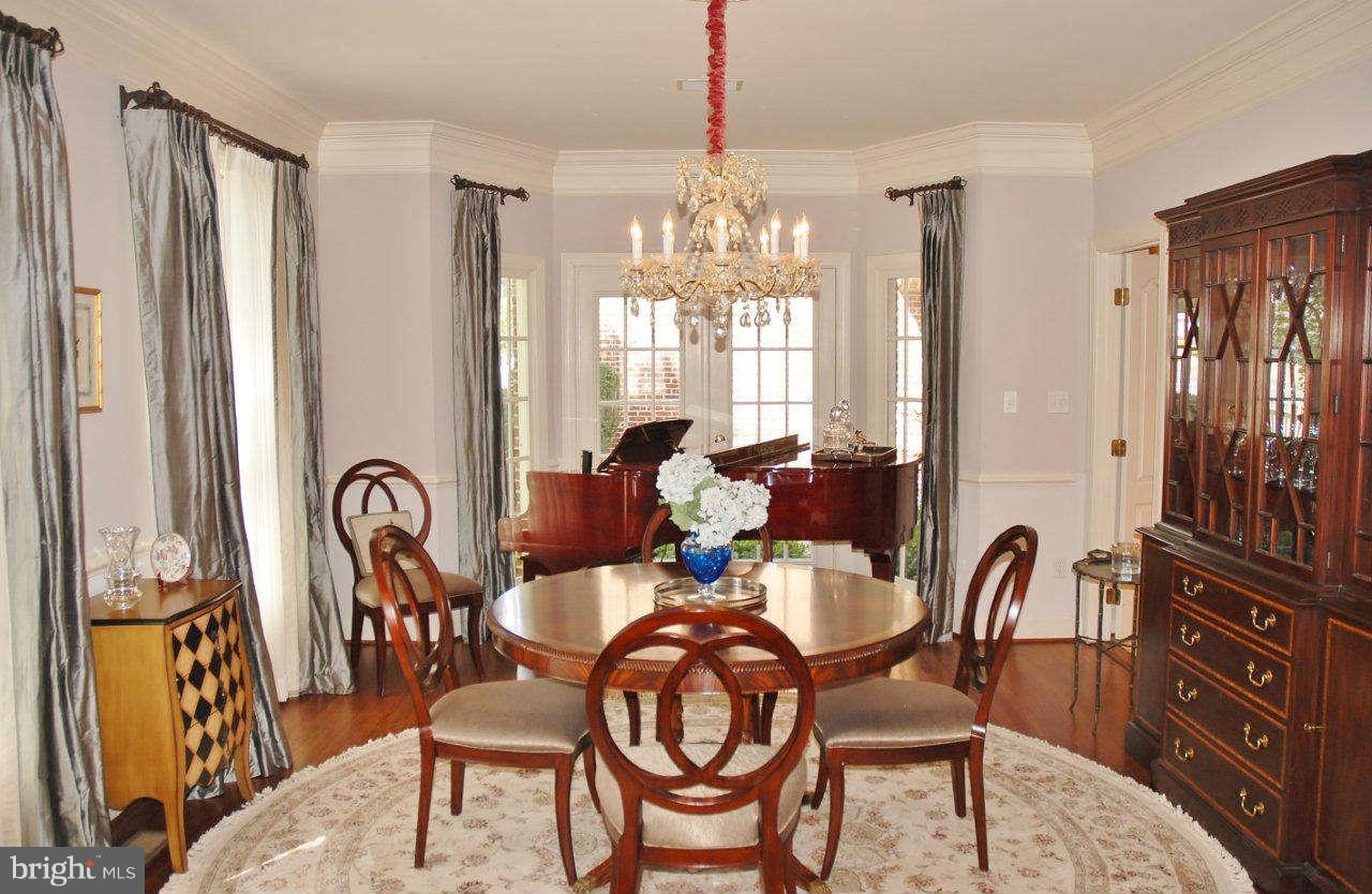 402 Tschiffely Square Road Gaithersburg, MD 20878 - Photo 8 of 19 Dining Room