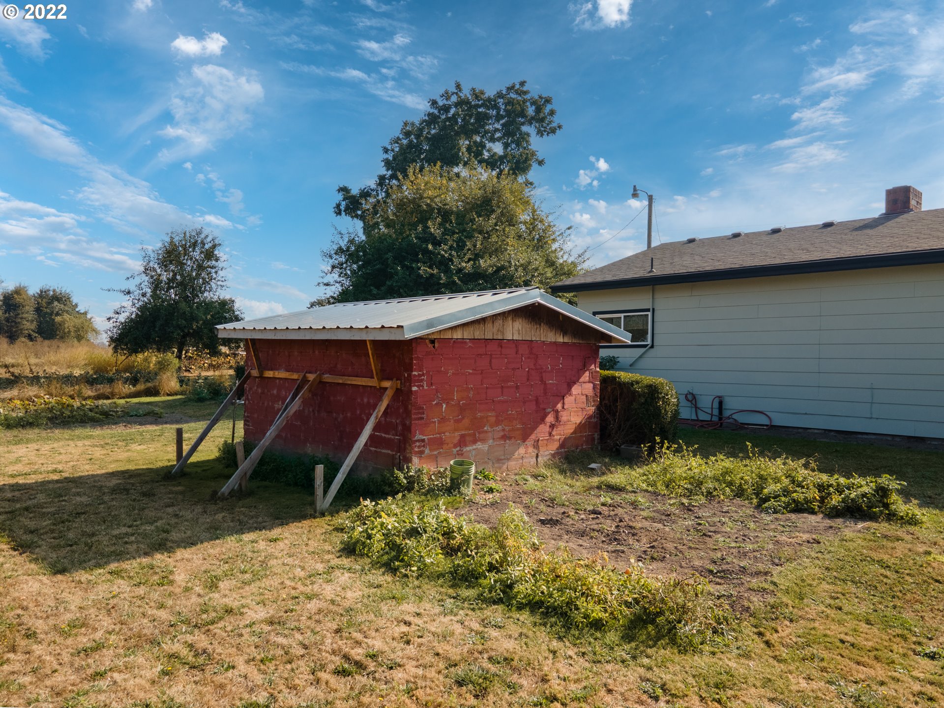 22902 Schultz Road Northeast Aurora, OR 97002 - Photo 15 of 20 a backyard of a house with table and chairs