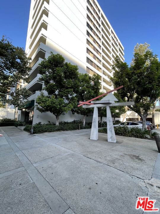 600 West 9th Street, Unit 316 Los Angeles, CA 90015 - Photo 29 of 29 a view of a car garage