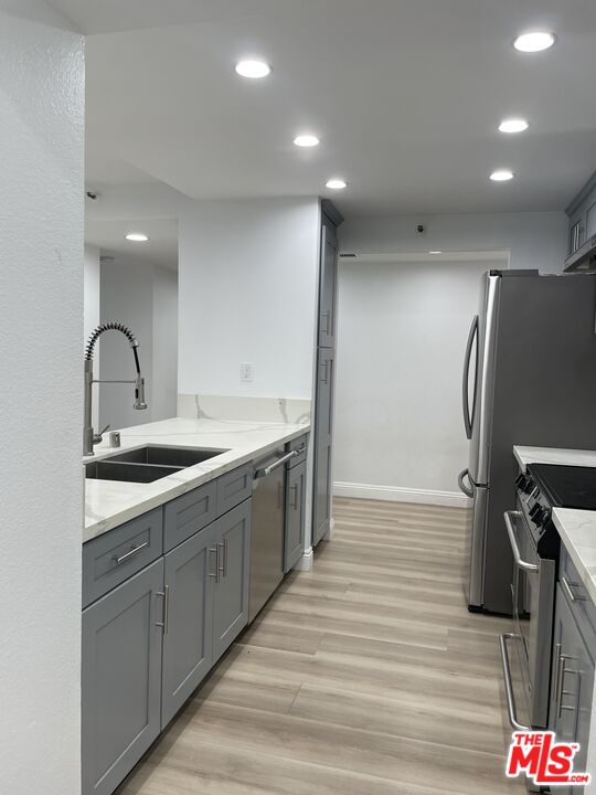 600 West 9th Street, Unit 316 Los Angeles, CA 90015 - Photo 8 of 29 a bathroom with a sink a mirror and a shower