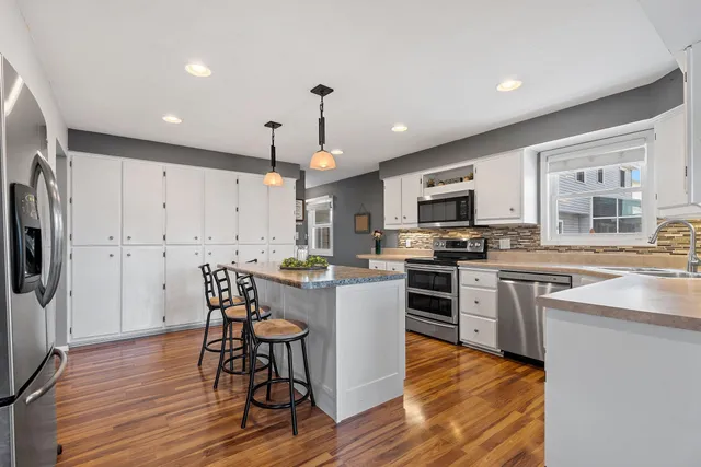 $385,000 | 1632 Cloverdale Drive West, Appleton, WI 54914