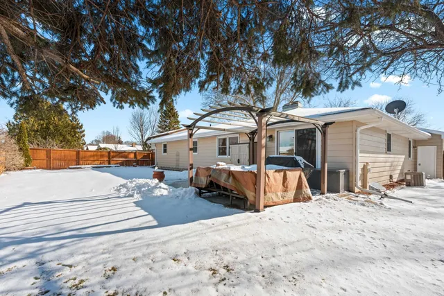 $385,000 | 1632 Cloverdale Drive West, Appleton, WI 54914