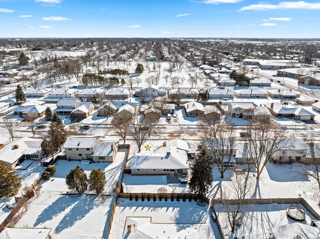 $385,000 | 1632 Cloverdale Drive West, Appleton, WI 54914