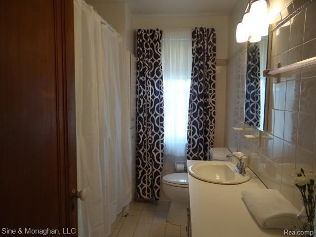 863 Barrington Road Grosse Pointe, MI 48230 - Photo 26 of 30 30 main bath.jpg