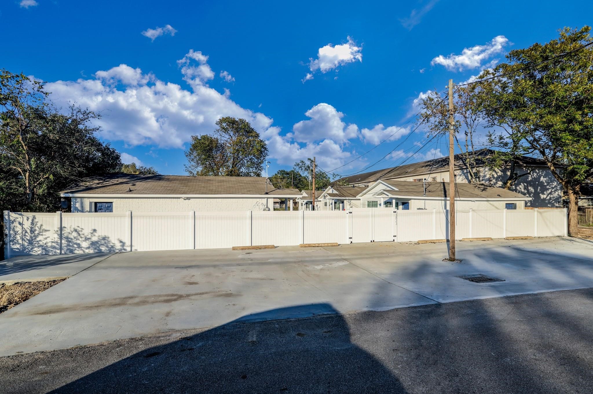3823 Lydia Street Houston, TX 77021 - Photo 6 of 20 a view of a house with a street