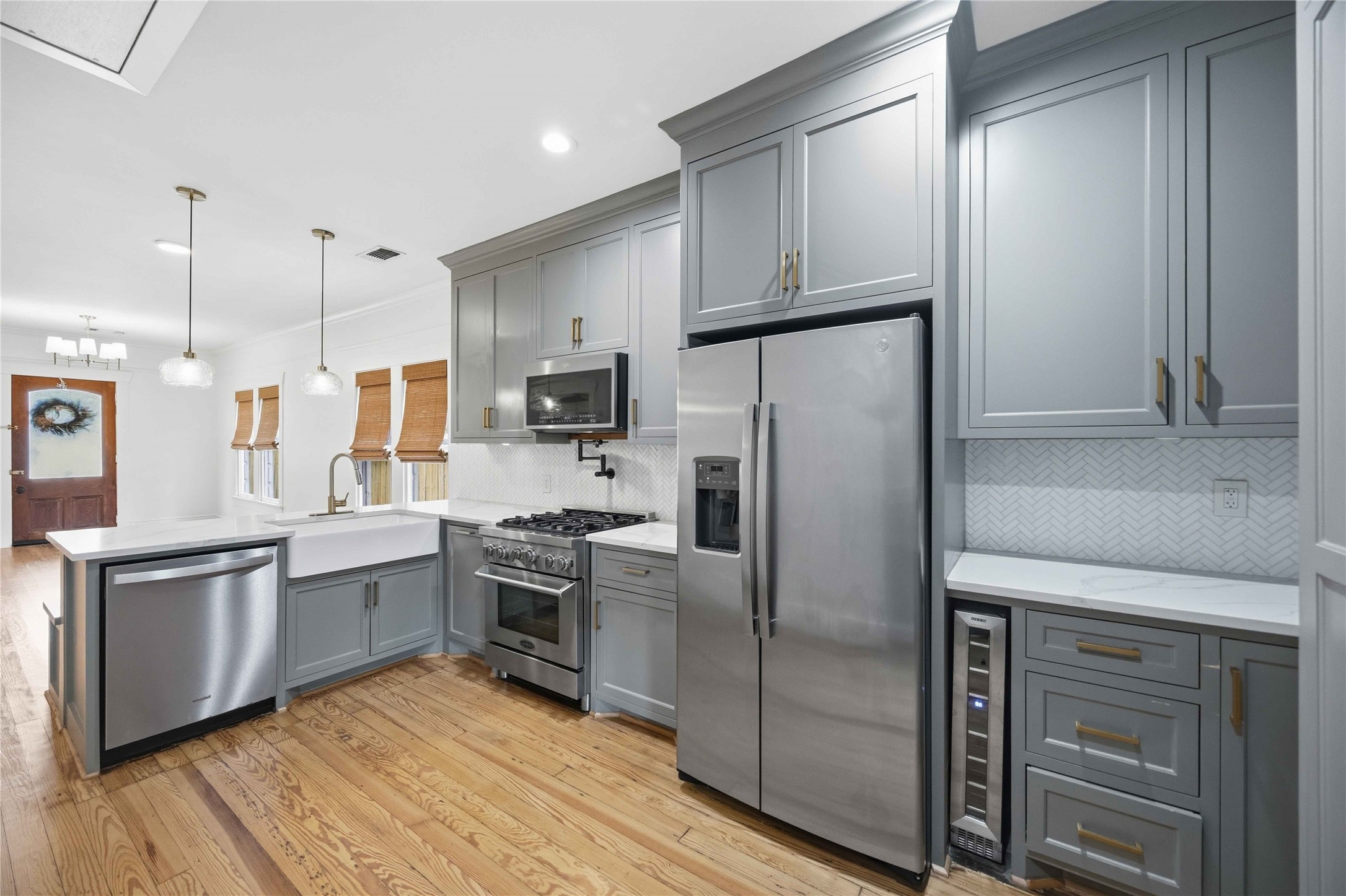 208 Archer Street Houston, TX 77009 - Photo 3 of 26 Stainless steel appliances, quartz counters, farmhouse sink. All appliances included.