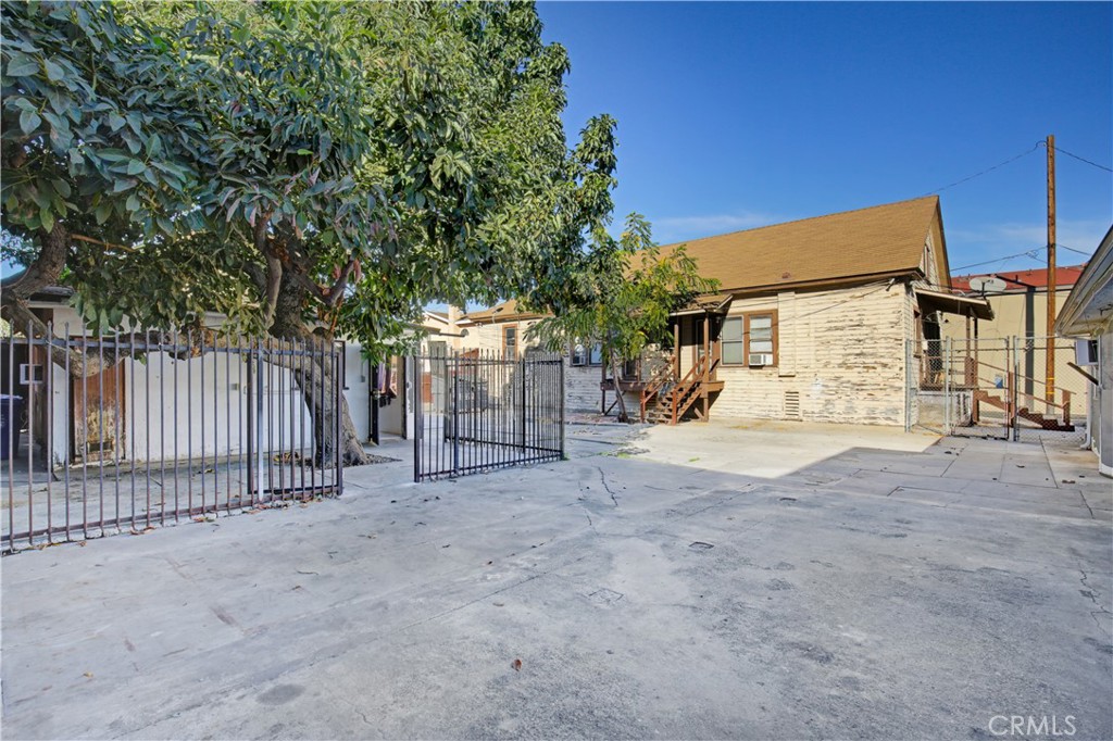8949 Atlantic Avenue South Gate, CA 90280 - Photo 33 of 43 a view of a house with wooden fence