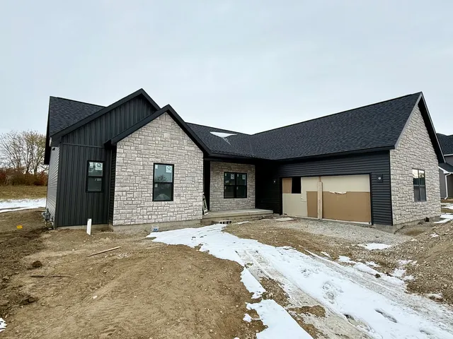 $389,900 | 702 North Beacon Hill Circle, Urbana, IL 61802